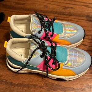 Women’s tennis shoes